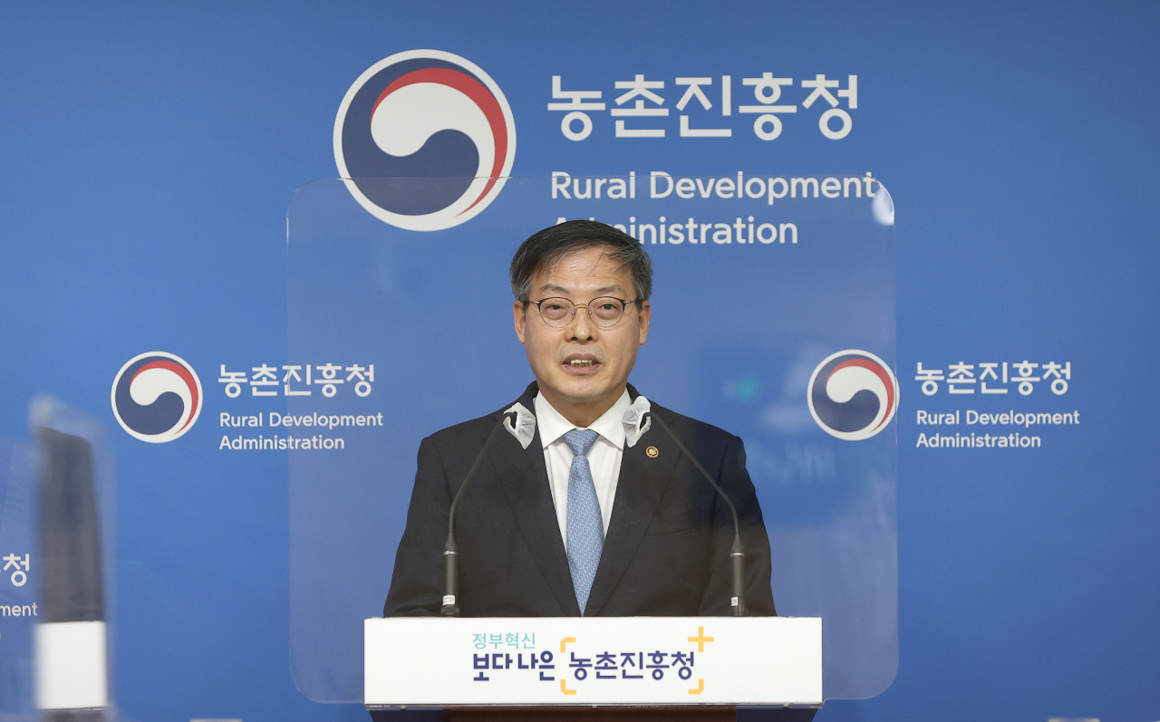 박병홍 농촌진흥청장이 16일 전북 전주시 농촌진흥청 기자실에서 '디지털 농업 10대 핵심과제'에 대해 설명하고 있다. 연합뉴스