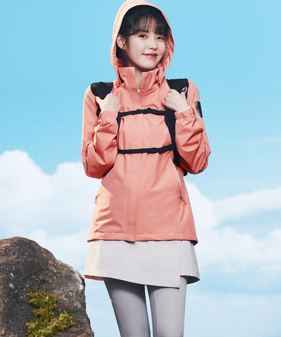 아이유 등산패션 모델 화보
