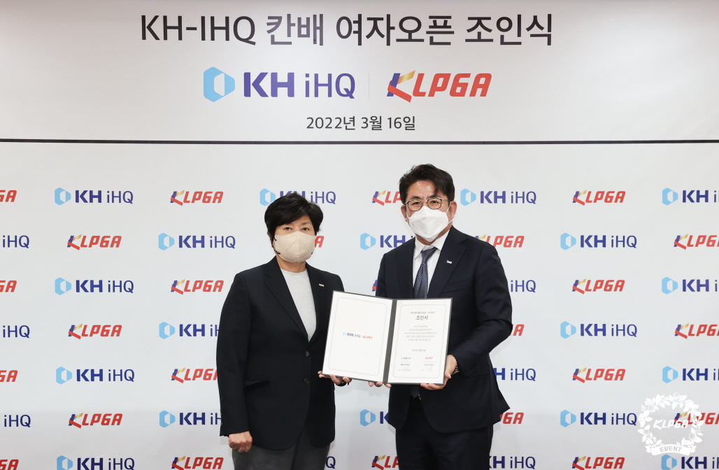 KH-IHQ 칸배 조인식에 참석한 강춘자 KLPGT 대표(왼쪽)와 박종진 IHQ 총괄사장