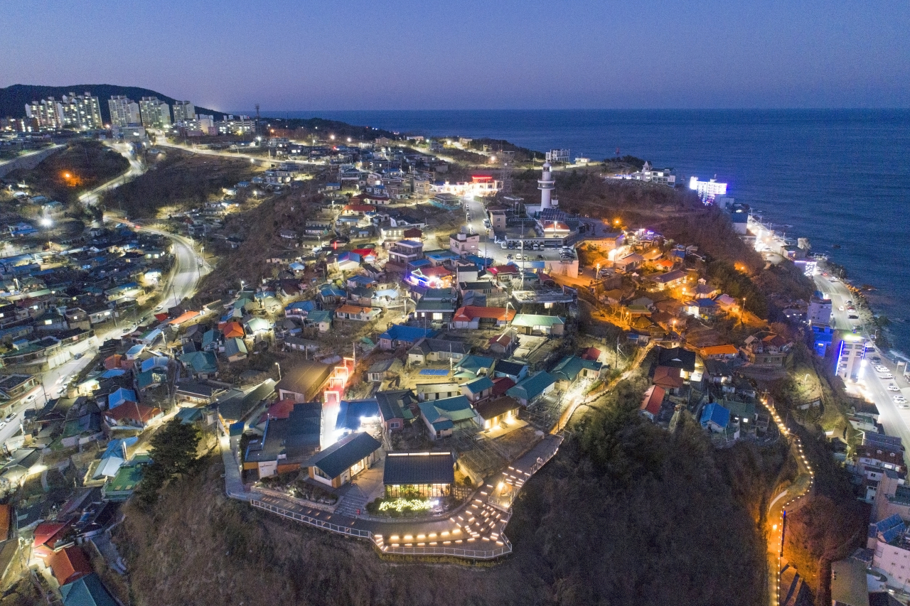 논골담길은 뒷산까지 번진 산불을 시민과 공직자들이 총력전을 펼치며 막아내면서, 피해를 입지 않았다. 요즘 최고 인기드라마 ‘스물다섯 스물하나’ 촬영지인 묵호항 옆에 있다.