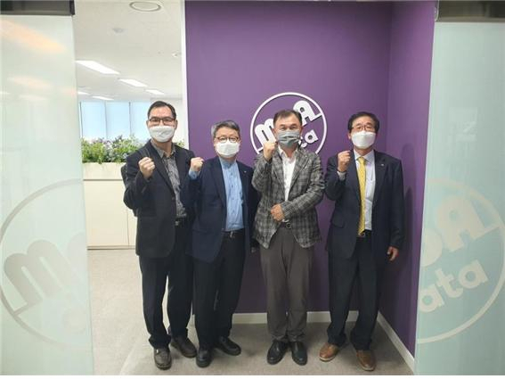 왼쪽부터 (바이오헬스산업부 김홍철 수석, 기업성장부 김남대 부장, 모아데이타 한상진 대표, 진흥원 류해필 원장)