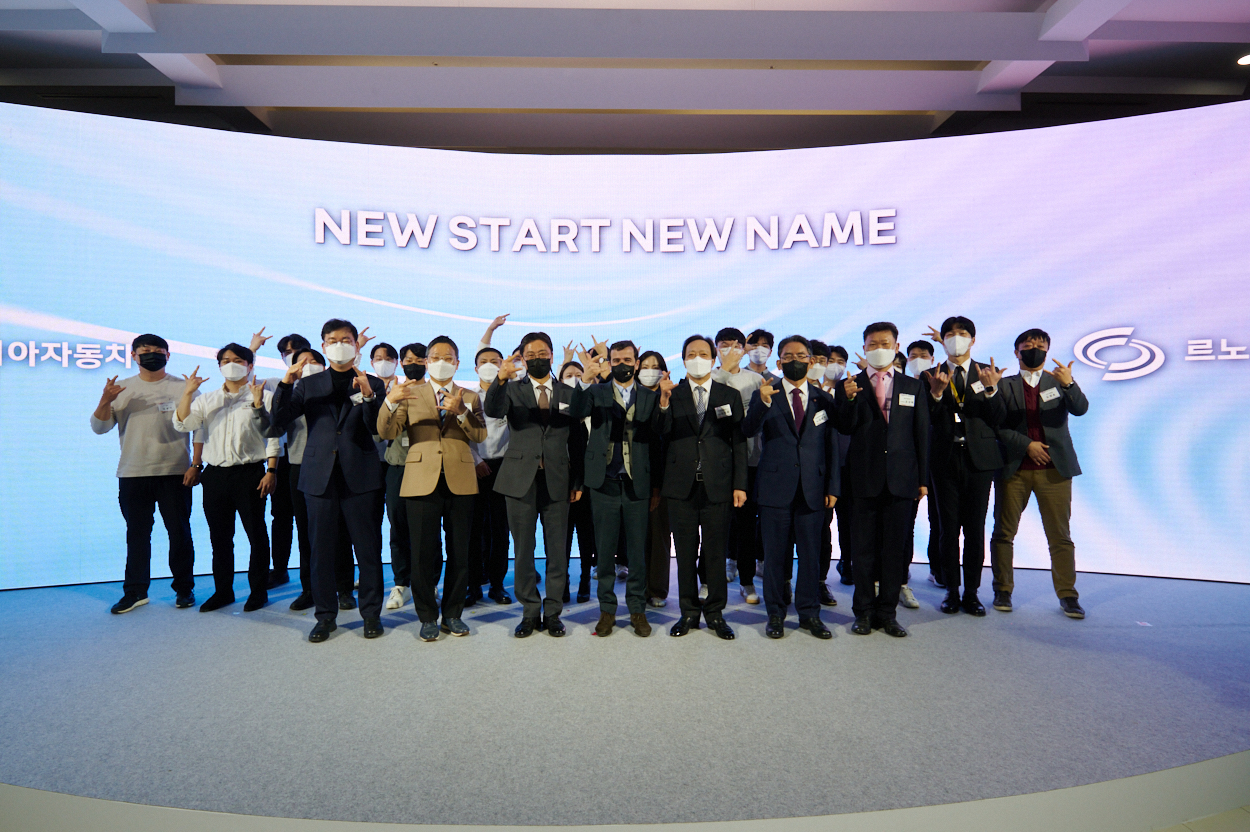 ‘뉴 스타트 뉴 네임 (New Start New Name)’ 행사 후 단체사진. [르노코리아자동차 제공]