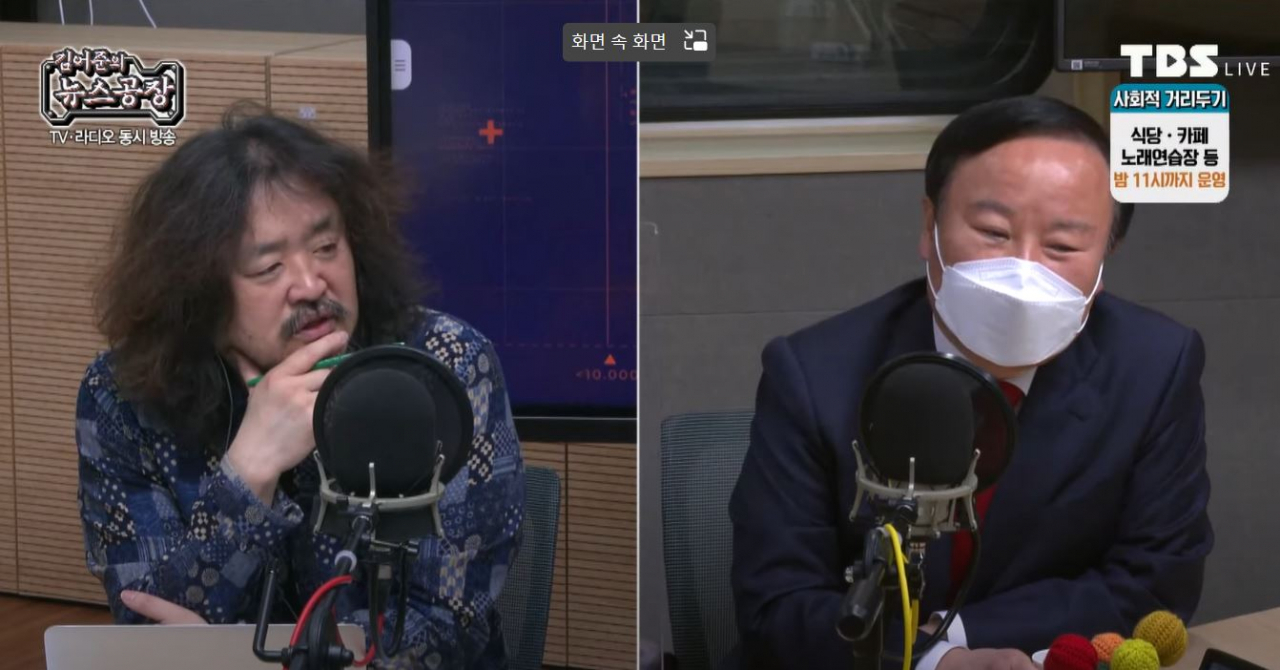 16일 TBS 라디오 '김어준 뉴스공장' 방송인 김어준씨 (왼쪽)와 김재원 국민의힘 최고위원 [TBS]