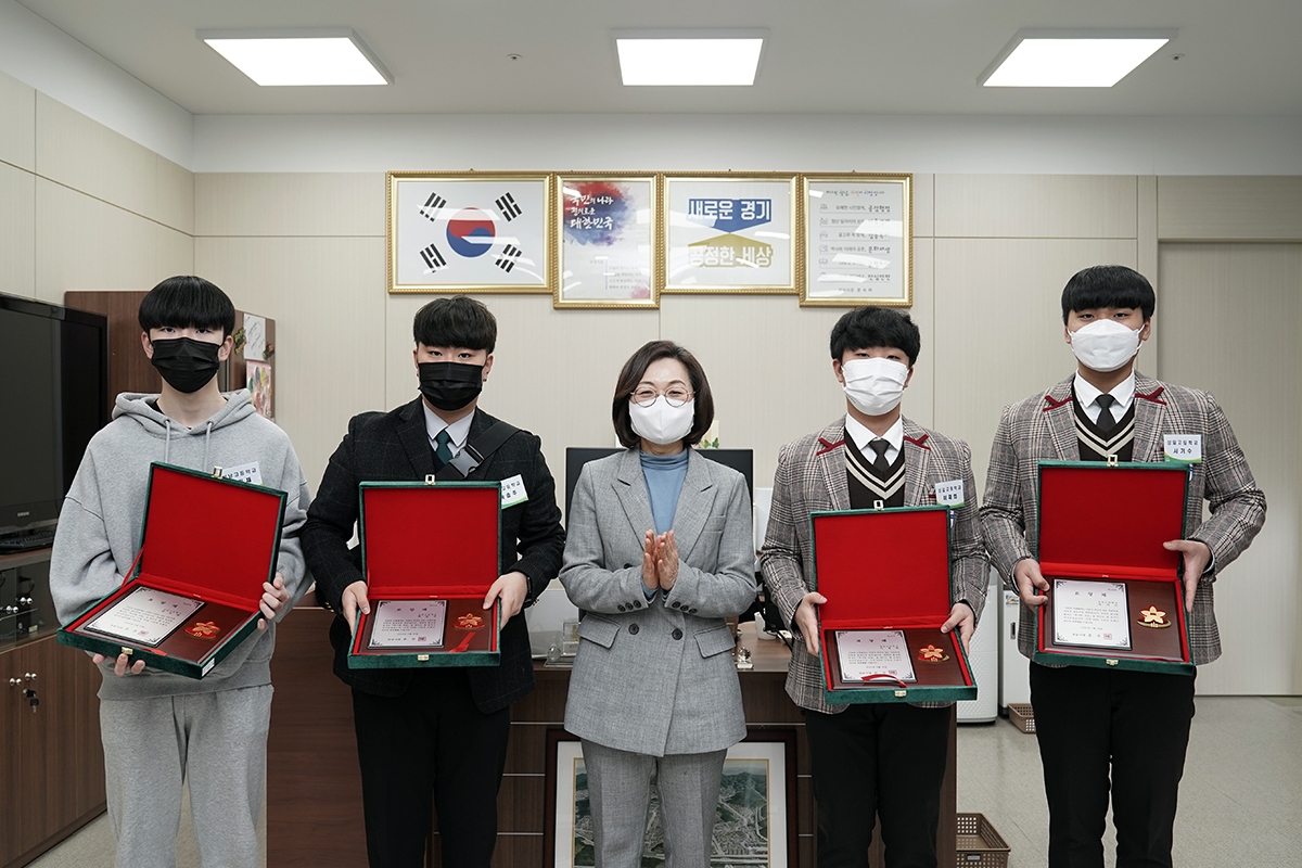 왼쪽부터 전민재·박승주(성남고)·은수미 성남시장·이재희·서기수(성일고)