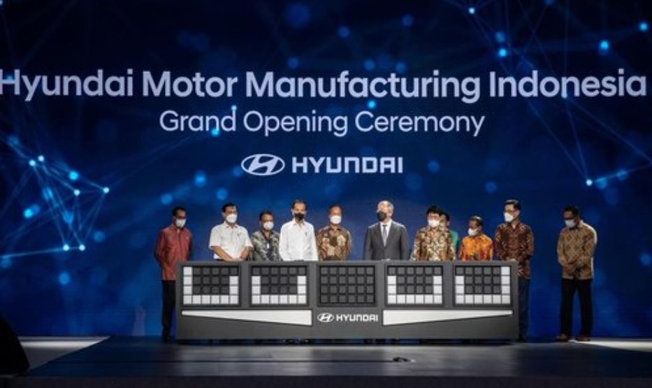 Indonesian President Joko Widodo (4th from L), Hyundai Motor Group Chairman Euisun Chung (6th from L) and other officials pose for a photo during the inauguration ceremony of Hyundai's plant in Bekasi, Indonesia, on March 16, 2022, in this photo provided by Hyundai Motor Group. (Yonhap)