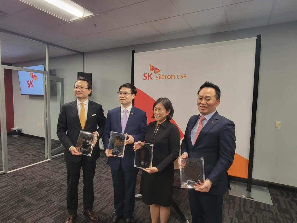 US Trade Representative Katherine Tai (second from R) and South Korean Trade Minister Yeo Han-koo (third from R) pose for a photo during their joint visit to SK Siltron CSS, a semiconductor manufacturer under South Korea's SK Group, in Bay City, Michigan on Wednesday. (Yonhap)