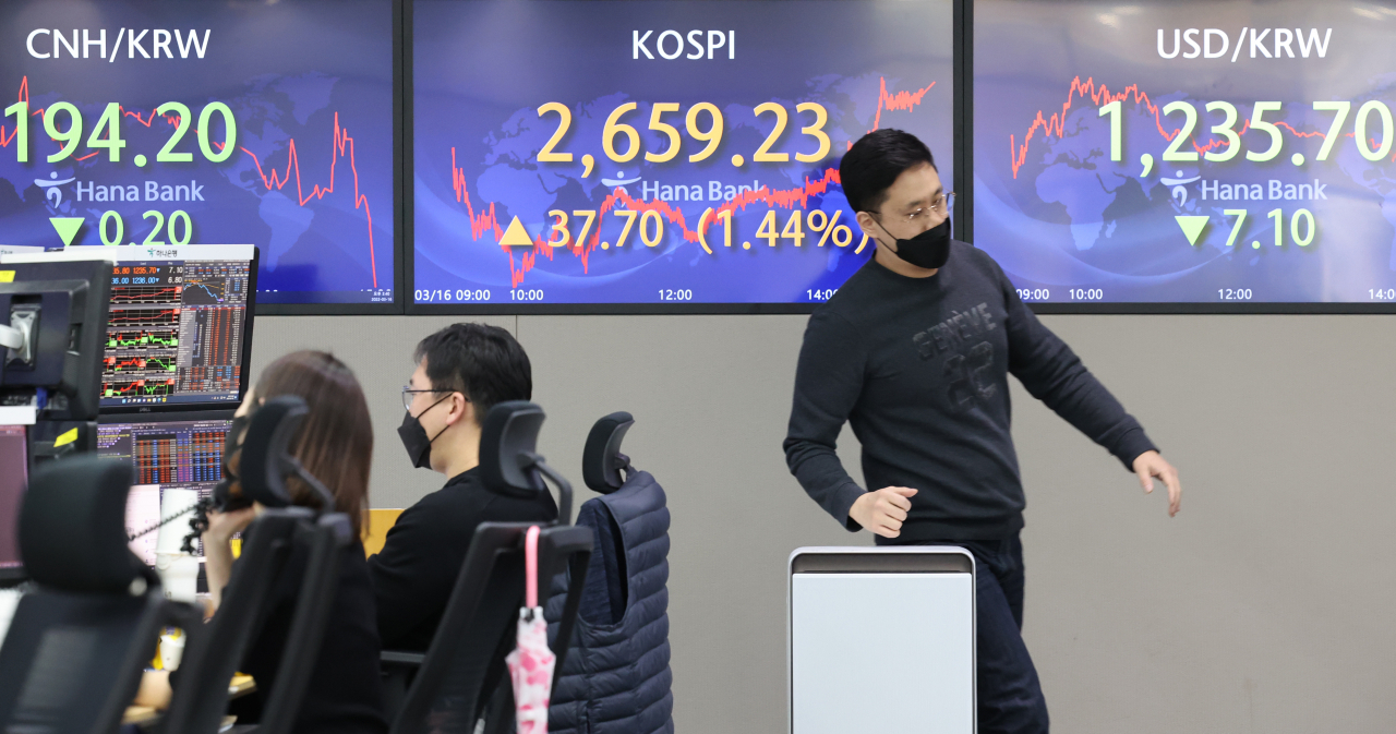 This photo, taken Wednesday, shows a dealing room at Hana Bank in Seoul. (Yonhap)