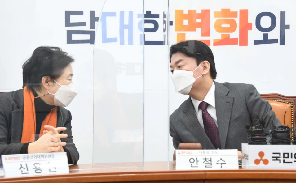 지난 1월 신용현(왼쪽) 국민의당 공동선거대책위원장과 대화하는 대선후보 시절 안철수. [연합]