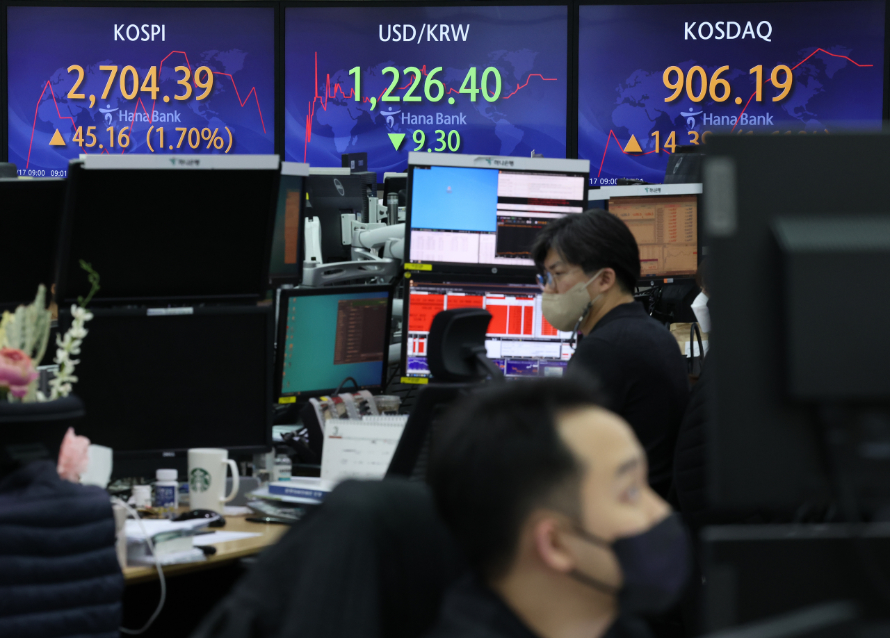 An electronic board showing the Korea Composite Stock Price Index (Kospi) at a dealing room of the Hana Bank headquarters in Seoul on Thursday. (Yonhap)