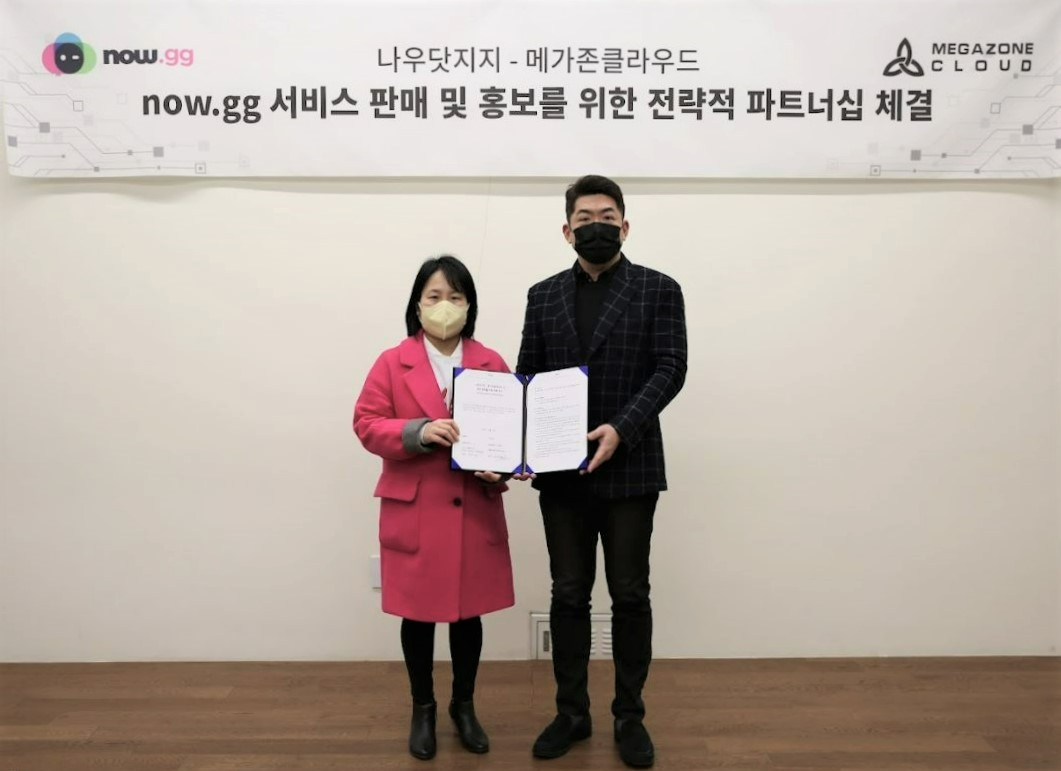 나우닷지지 한국지사 조현선(왼쪽) 대표와 메가존클라우드 황인철 대표가 협약을 체결하고 기념 촬영을 하고 있다. [메가존클라우드 제공]