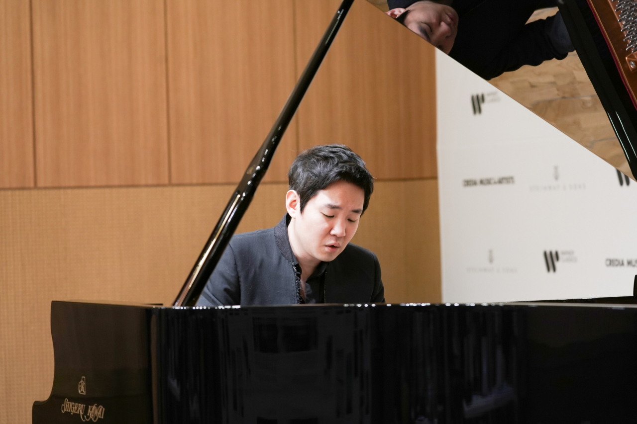 한국 데뷔 20주년을 맞은 피아니스트 임동혁이 15일 서울 서초구 코스모스아트홀에서 열린 기자간담회에서 연주하고 있다. [연합]