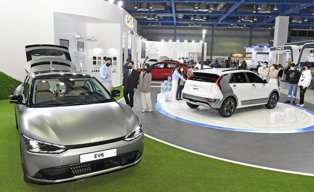xEV 트렌드 코리아 2022 기아 부스에 ‘EV6’ 등이 전시되어 있다.[기아 제공]