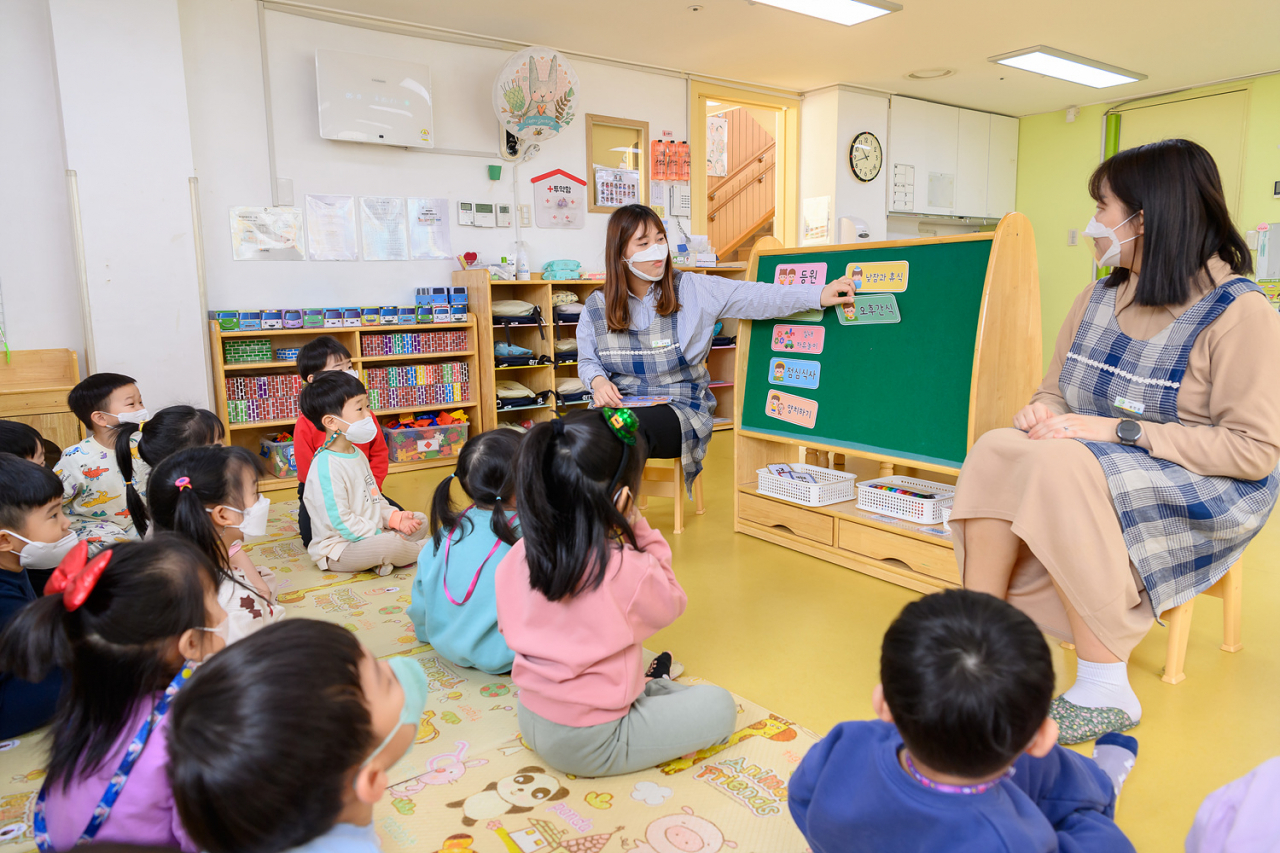 양천구 구립 신정2동 어린이집 교사가 투명 마스크를 착용하고 수업 중인 모습. [양천구 제공]