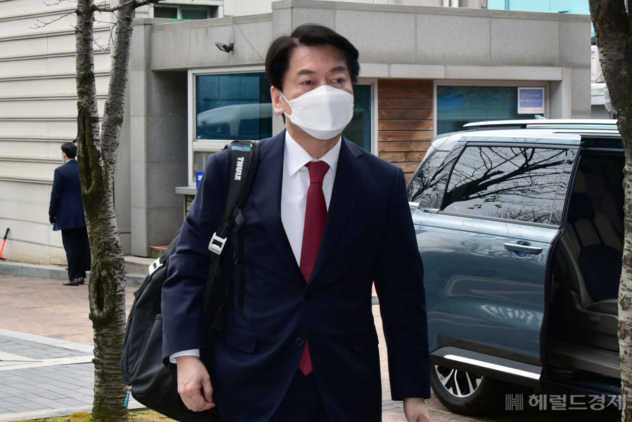 안철수 대통령직 인수위원회 위원장이 17일 서울 통의동 금융감독원 연수원에 마련된 인수위원회 사무실로 출근하고 있다. 이상섭 기자