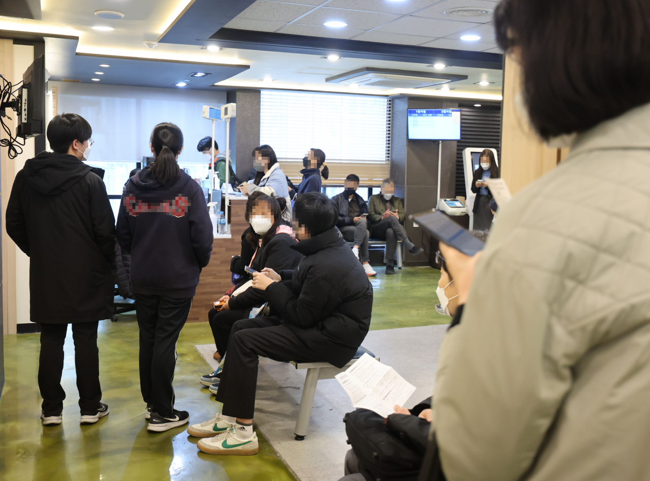 신종 코로나바이러스 감염증(코로나19) 신규 확진자가 62만1328명을 기록한 17일 오전 서울의 한 이비인후과 의원을 찾은 시민들이 코로나19 검사를 받기 위해 대기하고 있다. [연합]