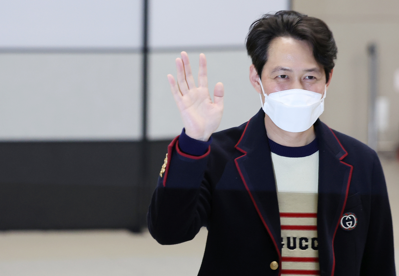 Actor Lee Jung-jae of "Squid Game" waves upon arrival at Incheon International Airport, west of Seoul, on Thursday. (Yonhap)