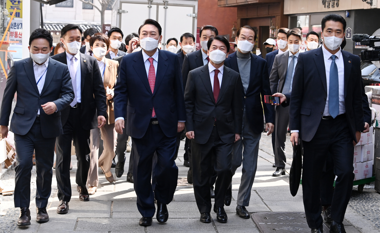 President-elect Yoon Suk-yeol (2nd from L) heads to lunch with members of his transition team near his office in Seoul's Jongno Ward on Wednesday. (Yonhap)