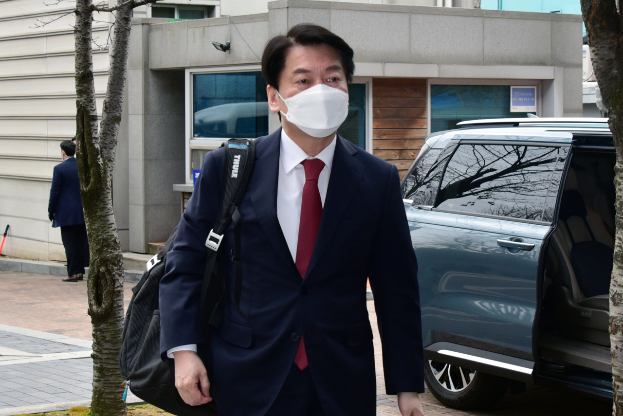 안철수 인수위원장이 17일 오전 서울 종로구 통의동 금융감독원 연수원에 마련된 대통령직인수위원회 사무실로 출근하고 있다. [연합]