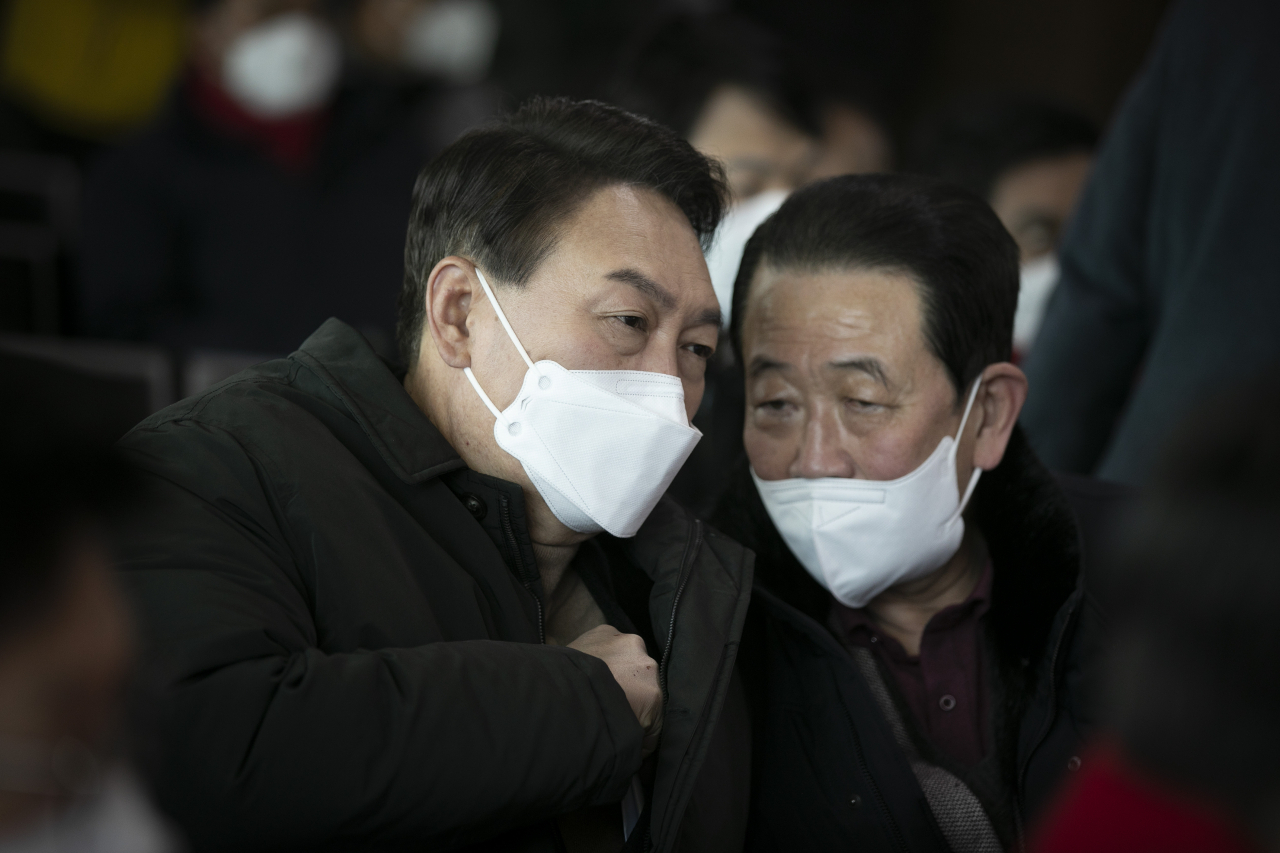윤석열 대통령 당선인(왼쪽)과 박주선 대통령 취임식 준비위원장. [연합]