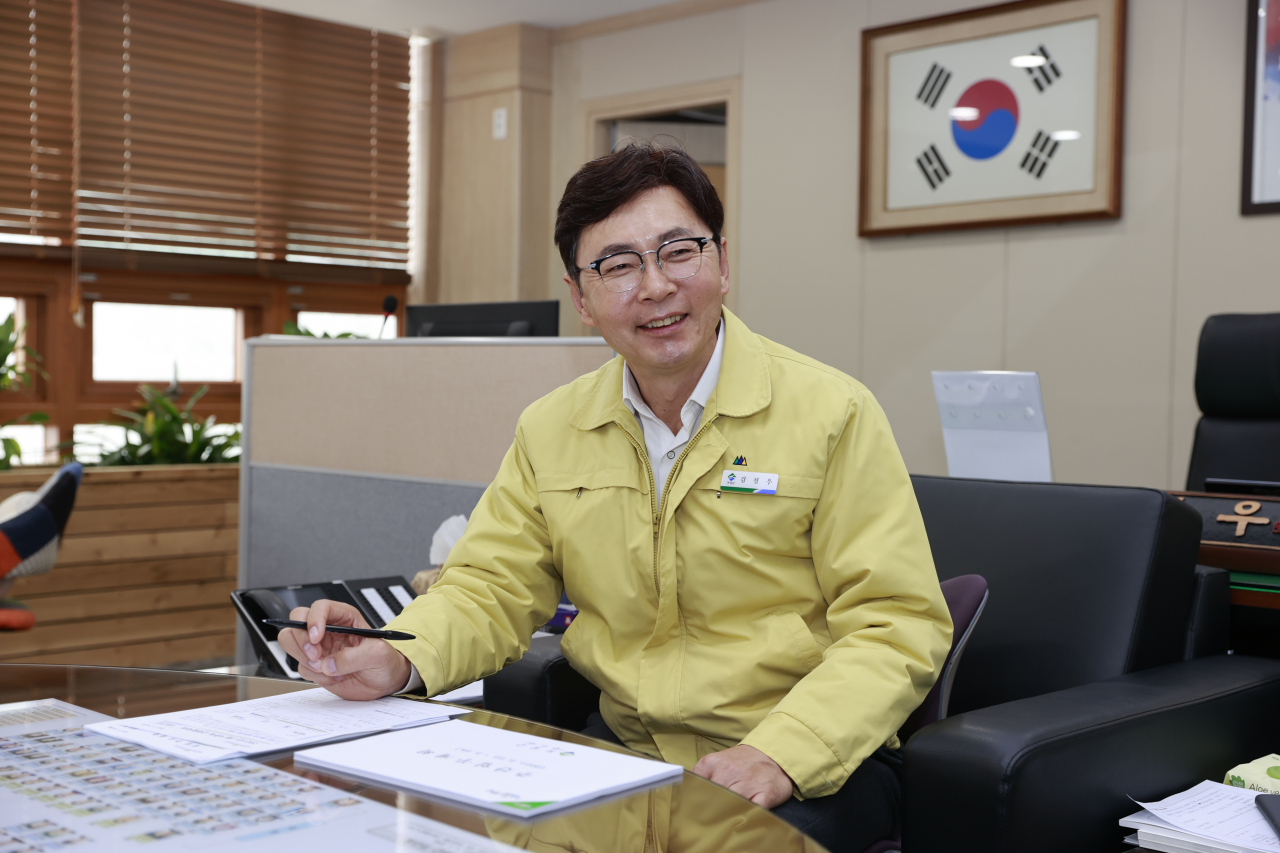 김철우 보성군수가 16일 헤럴드경제와의 인터뷰에서 오봉산 구들장 채석장에 대해 이야기를 하고 있다. [보성군 제공]