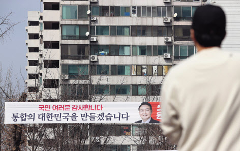 윤석열 제20대 대통령 당선인의 재건축 규제 완화 공약에 재건축 추진 단지들의 기대감이 커지면서 건자재 업황에도 긍정적인 전망이 나오고 있다. [연합]