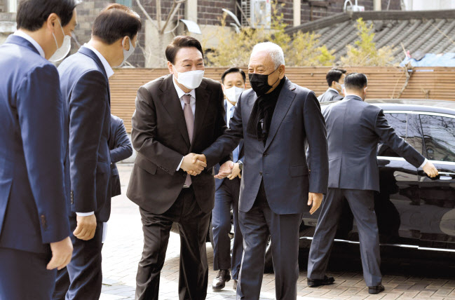 윤석열 대통령 당선인이 17일 오전 서울 종로구 통의동 금융감독원 연수원에 마련된 집무실로 들어서기 앞서 김한길 국민통합위원회 위원장과 악수하고 있다. 이상섭 기자