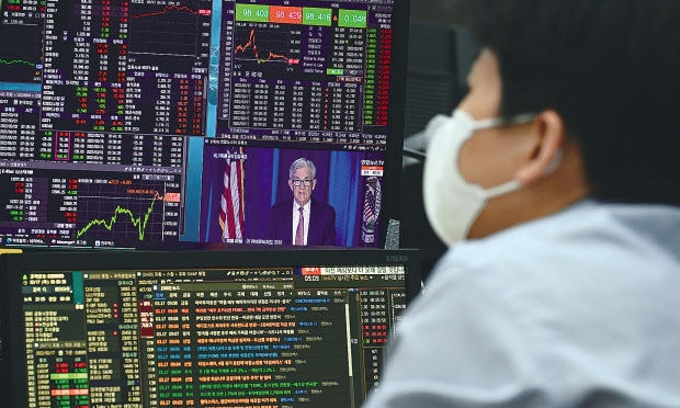 미국 연방준비제도(Fed·연준)가 3년3개월 만에 기준금리를 0.25%포인트 인상하며 본격적인 금리인상의 시작을 알렸다. 연준은 특히 올해 남은 여섯 번의 회의 때마다 금리를 올릴 수 있다는 점을 시사해 올해 말 미국의 기준금리가 1.9%까지 오를 것으로 보인다. Fed의 공격적인 금리인상 행보에도 시장에선 불확실성이 해소된 것으로 받아들인다. 이에 17일 코스피지수는 장 초반 1% 넘게 오르며 8거래일 만에 2700대를 회복하기도 했다. 이날 오전 서울 명동 하나은행 딜링룸 관계자들이 뉴스 체크하며 업무를 하고 있다. 박해묵 기자