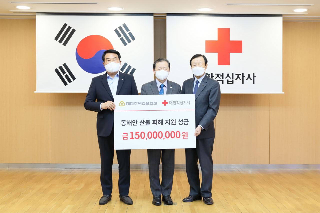 박재홍 대한주택건설협회 회장과 신희영 대한적십자사 회장, 박영호 대한주택건설협회 서울시회장(왼쪽부터)이 지난 16일 대한적십자사 본사에서 강원‧경북지역 산불피해 지원성금 전달식을 마친 뒤 기념촬영을 하고 있다. [주건협 제공]