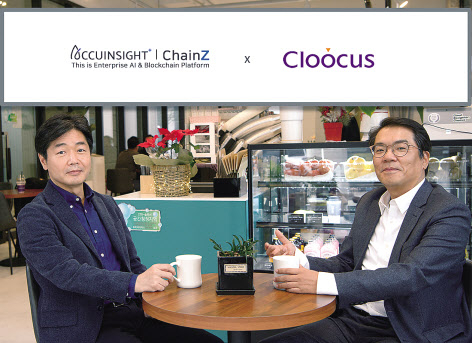 이기열 SK㈜ C&C 디지털플랫폼총괄(왼쪽)과 홍성완 클루커스 대표가 협약 체결 후 클루커스 사내카페에서 상호 협력을 약속하는 티미팅을 갖고 있다.
