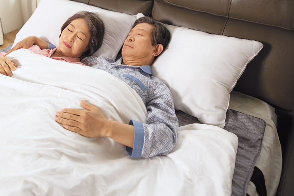 적절한 수면 시간은 사람마다 다르지만 보통 6~9시간 정도다. 물론 충분한 수면을 취하더라도 아침에 일어나는 것이 누구나 쉽지는 않겠지만 의학적으로 자신에게 가장 적절한 수면 시간은 평일과 휴일에 자는 시간이 비슷하고 낮에 활기찬 생활을 할 수 있다면 적절하다고 볼 수 있다. [게티이미지뱅크]
