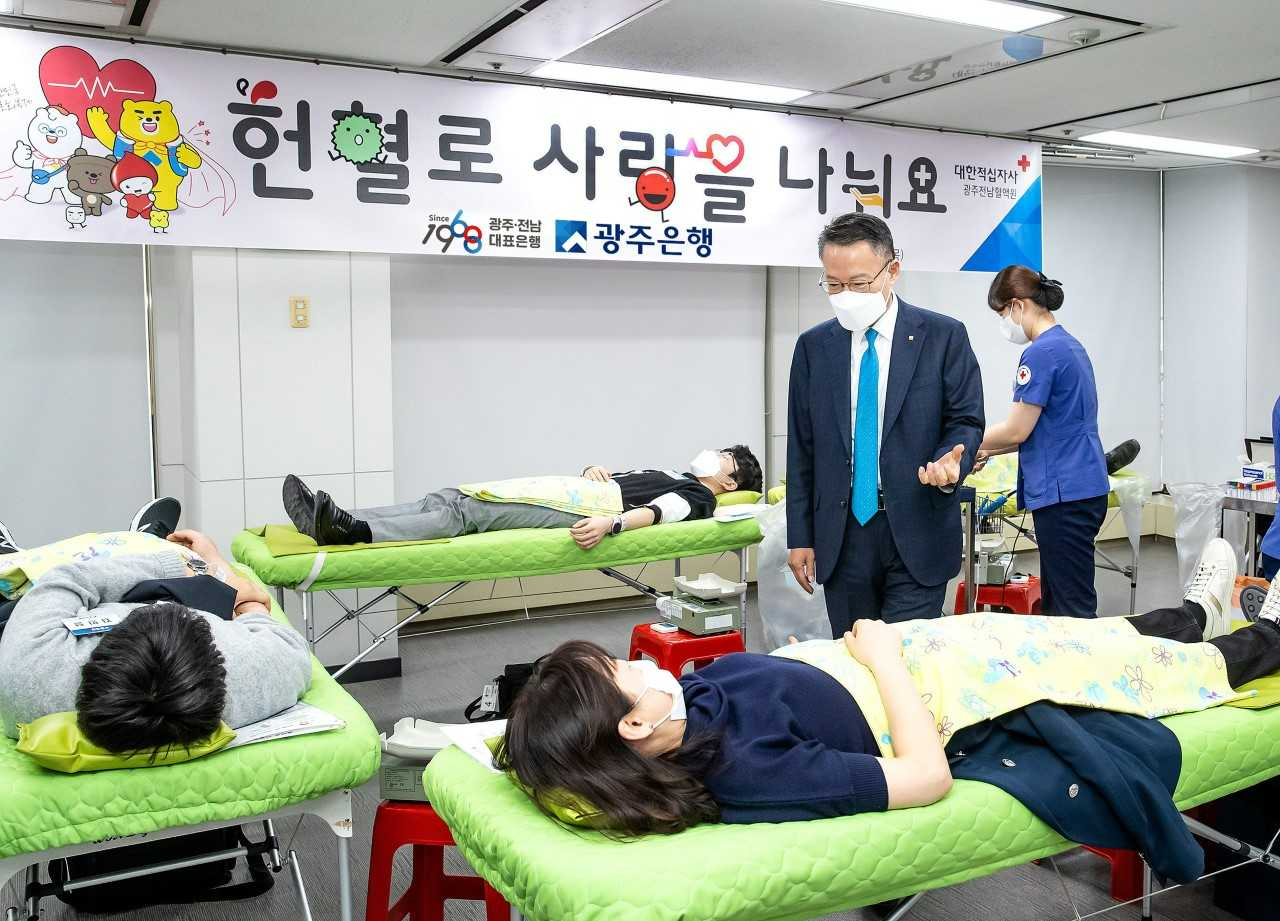 광주은행(은행장 송종욱)은 17일 본점에서 ‘헌혈로 사랑을 나눠요’ 캠페인을 진행했다