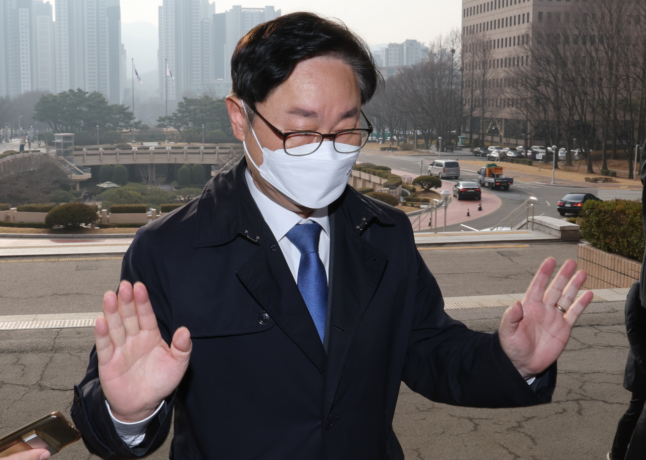 박범계 법무부 장관이 지난 16일 오전 경기도 과천시 정부종합과천청사 내 법무부로 출근하며 기자들의 질문을 받고 있다. [연합]