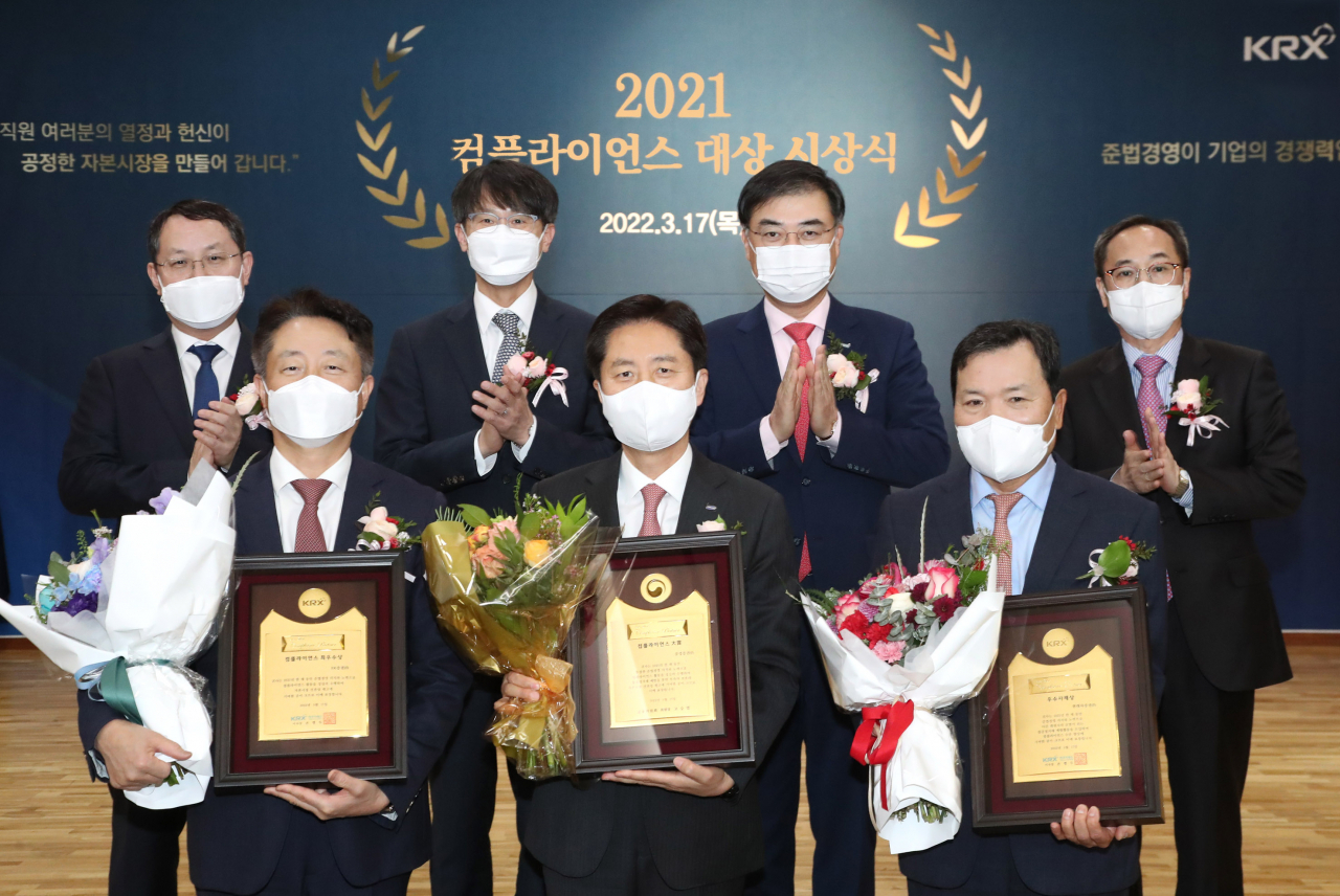 한국거래소(이사장 손병두)는 17 서울사옥 대회의실에서 증권 선물회사를 대상으로, 우수 내부통제 체계를 갖추고 준법문화 확산에 기여한 법인 3개사와 개인8명을 선정하여 2021년도 우수 컴플라이언스 대상 시상식을 개최하였다