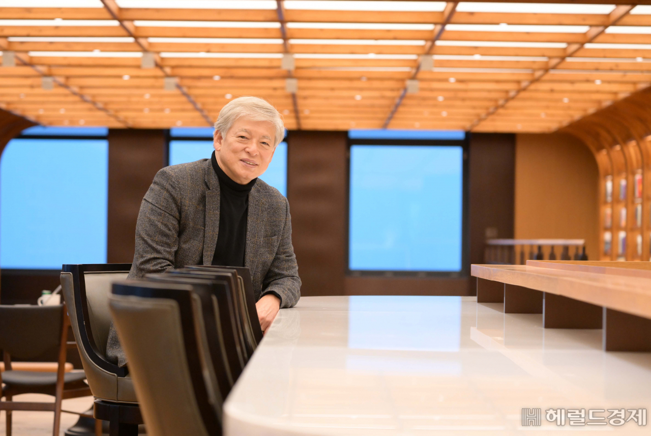 지난 14일 오후 서울 종로구 SK서린빌딩에서 염재호 SK㈜ 이사회 의장이 본지와의 인터뷰 중 사진 포즈를 취하고 있다. 이상섭 기자