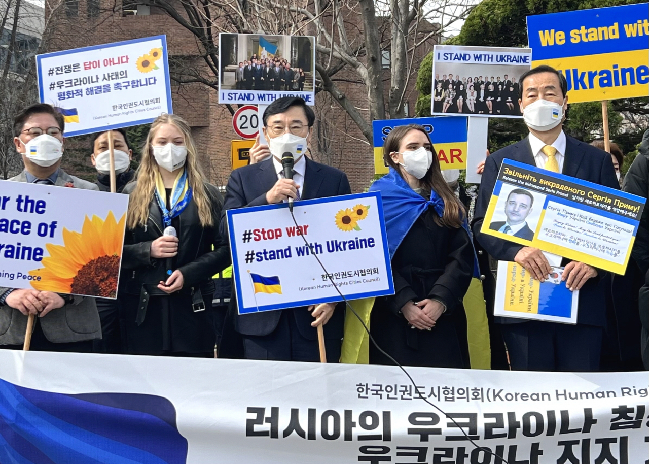 러시아의 우크라이나 침공 규탄 성명 발표 중인 이동진(가운데) 한국인권도시협의회장. [도봉구 제공]