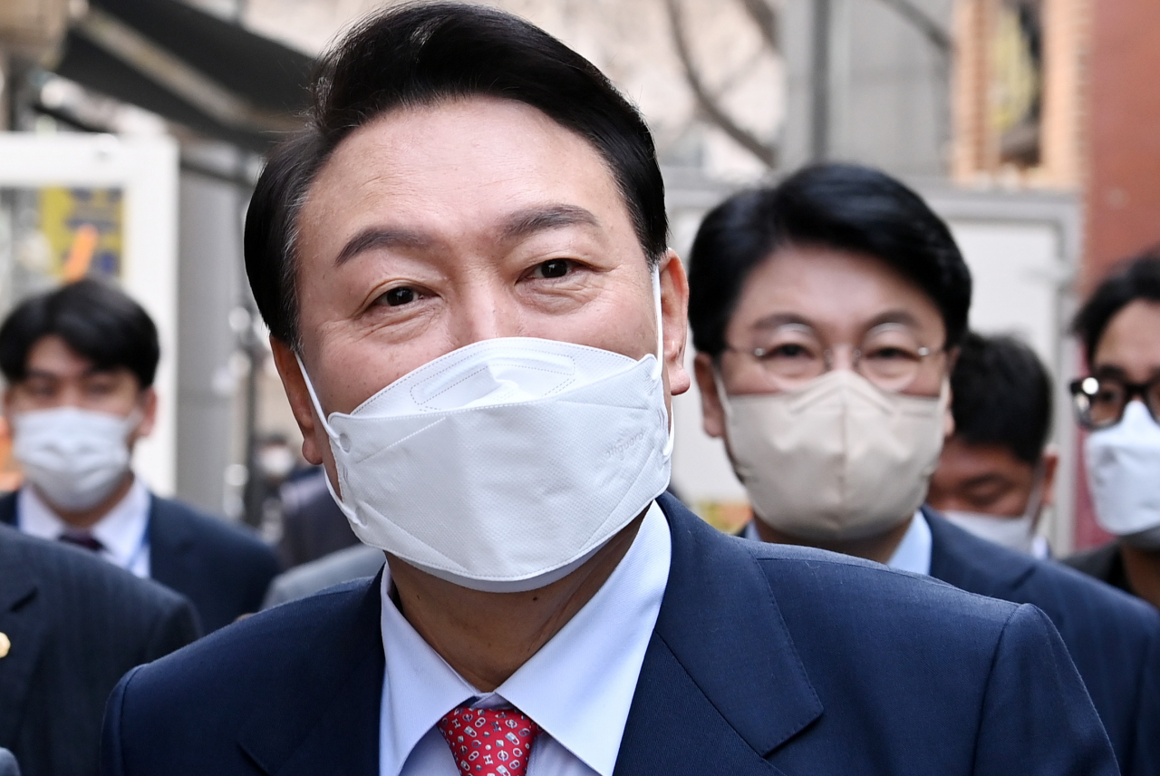 윤석열 대통령 당선인이 16일 오후 점심 식사를 위해 서울 종로구 통의동 집무실에서 식당으로 이동하고 있다. [연합]