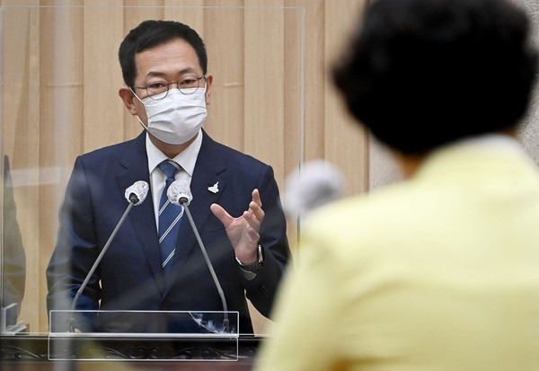 16일 열린 인천시의회 임시회서 박남춘 시장이 시정질문에 답하고 있다.〈사진제공=인천시〉