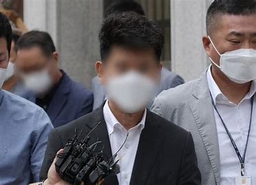 현대산업개발 직원이 영장실질심사를 받으러 가고 있다.