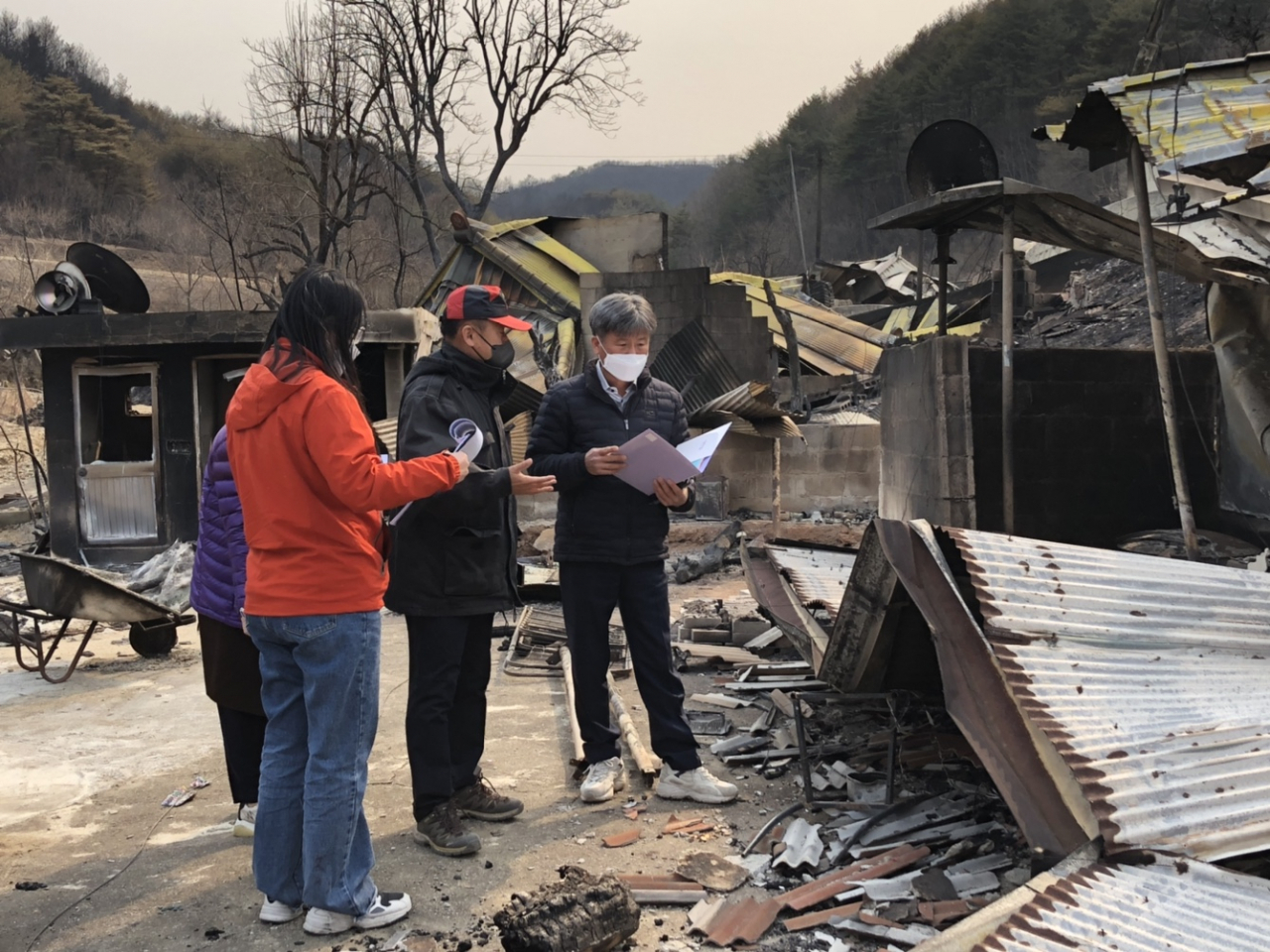 경북도청 공무원들이 울진 산불 피해 현장 조사를 진행하고 있다.[경북도 제공]
