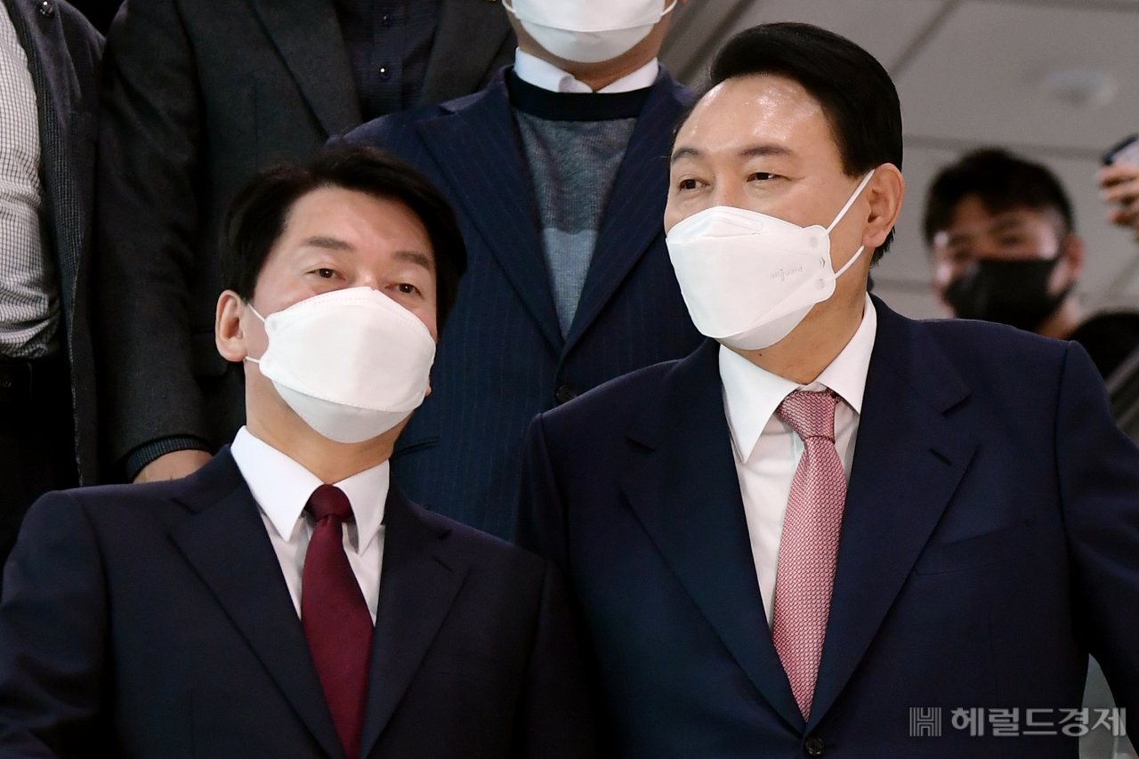 윤석열 국민의힘 대선 후보와 안철수 국민의당 대선 후보가 3일 오전 서울 여의도 국회 소통관에서 열린 단일화 및 합당 관련 공동 기자회견을 마치고 함께 이동하고 있다. 이상섭 기자