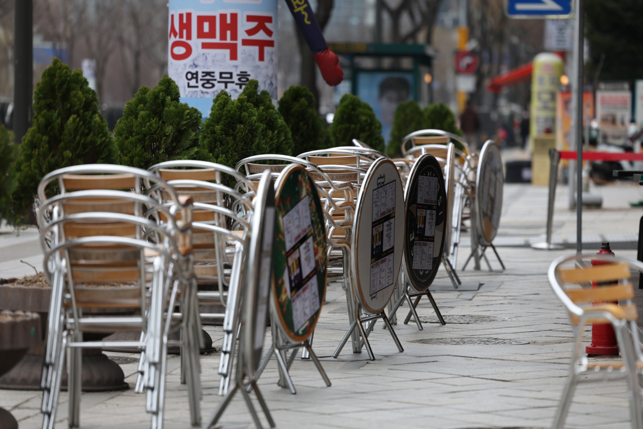 17일 오후 영업 시작을 앞둔 서울 종로구의 한 주점에 야외테이블이 놓여 있다. [연합]