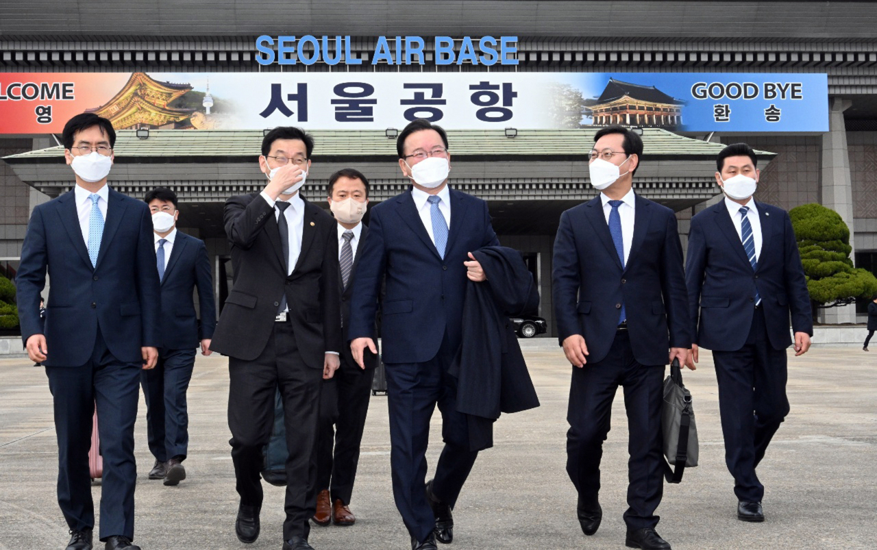 Prime Minister Kim Boo-kyum (C) and his aides enters the Seoul Air Base in Seongnam, south of Seoul, on Thursday, for visit his to Turkey and Qatar, in this photo provided by the prime minister's office. (Yonhap)