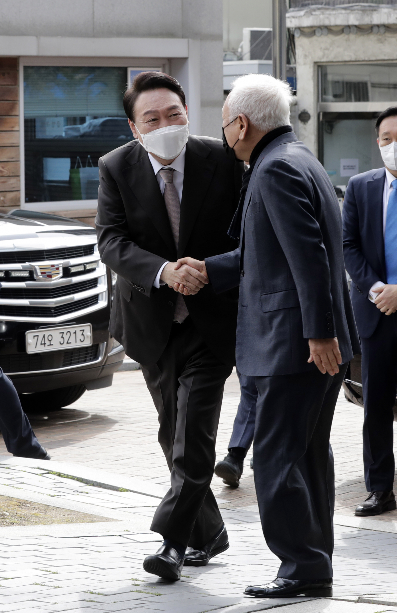 윤석열 대통령 당선자가 17일 오전 김한길 국민통합위워회 위원장의 마중을 받으면서 서울 종로구 통의동 집무실에 들어서고 있다. 이상섭 기자