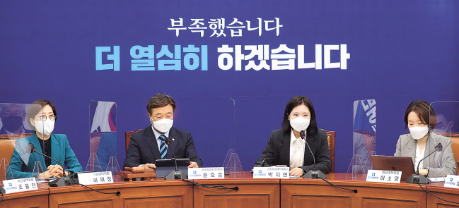 박지현(왼쪽에서 세번째) 더불어민주당 공동비상대책위원장이 18일 서울 여의도 국회에서 열린 비상대책위원회의에서 발언하고 있다. [국회사진기자단]