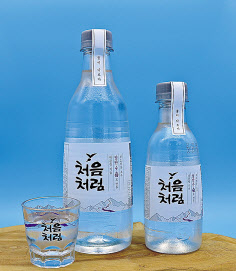 처음처럼이 페트 소주 패키지를 리뉴얼했다. [롯데칠성 음료 제공]