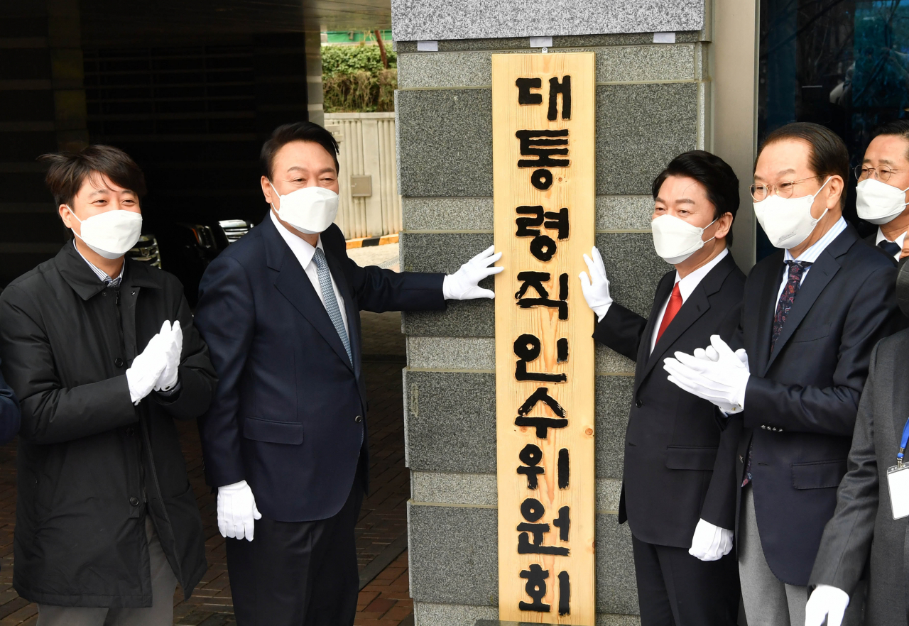 18일 서울 종로구 통의동 인수위 건물 입구에서 윤석열 대통령 당선인 등 참석자들이 현판식을 하고 있다. 왼쪽부터 이준석 당대표, 윤 당선인, 안철수 인수위원장, 권영세 부위원장. [연합]