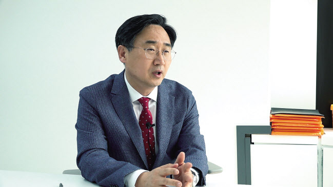 윤석열 대통령 당선인의 외교안보공약을 설계한 신범철 경제사회연구원 외교안보센터장은 헤럴드경제와의 인터뷰에서 당당한 외교와 튼튼한 안보 구축을 강조했다. 안경찬 PD