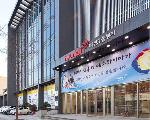 서울 강남 역삼동에 위치한 형지빌딩.