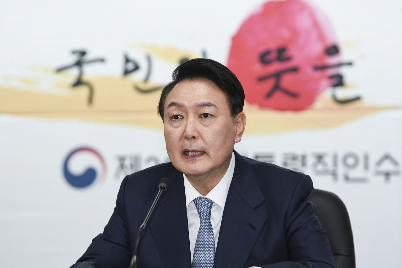 윤석열 대통령 당선인이 18일 오전 서울 종로구 금융감독원 연수원에 마련된 인수위원회에서 열린 대통령직인수위원회 첫 전체회의에서 발언하고 있다. [연합]