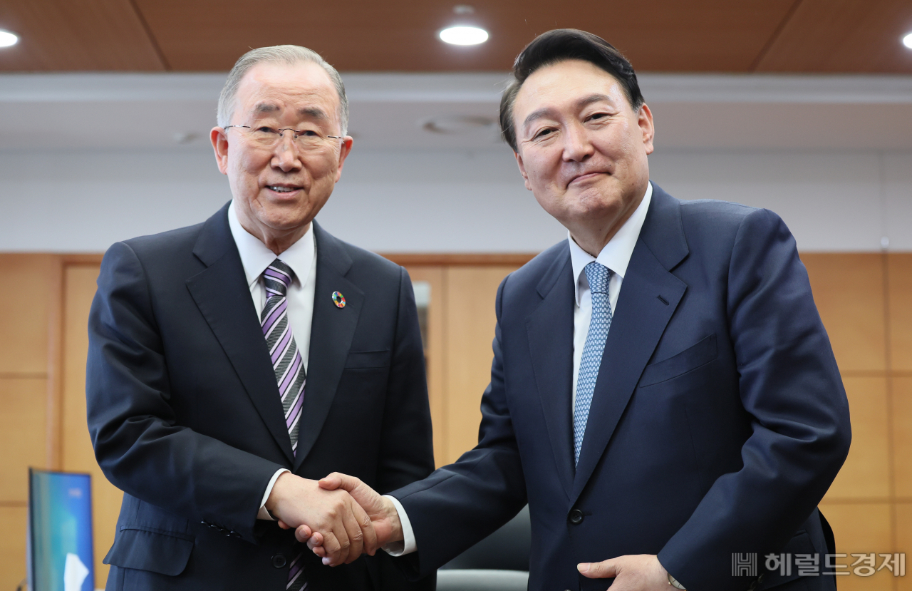 윤석열 대통령 당선인이 18일 서울 종로구 통의동 인수위 집무실에서 반기문 전 유엔사무총장을 만나 기념촬영을 하고 있다. [국회사진기자단]
